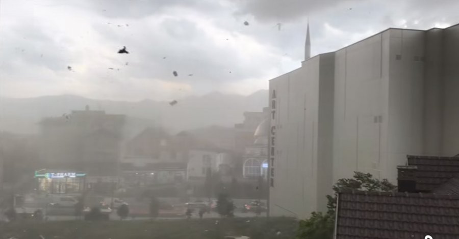 Momenti dramatik kur erërat e fuqishme rrëzojnë kulmin në Suharekë  qytetarët mezi arrijnë të largohen