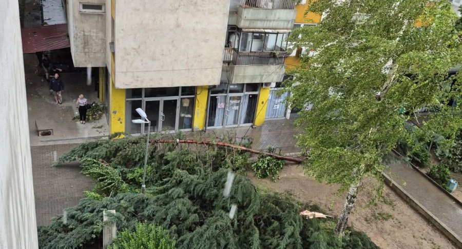 Stuhia e fuqishme godet Shkupin  raportohet për dëme të mëdha