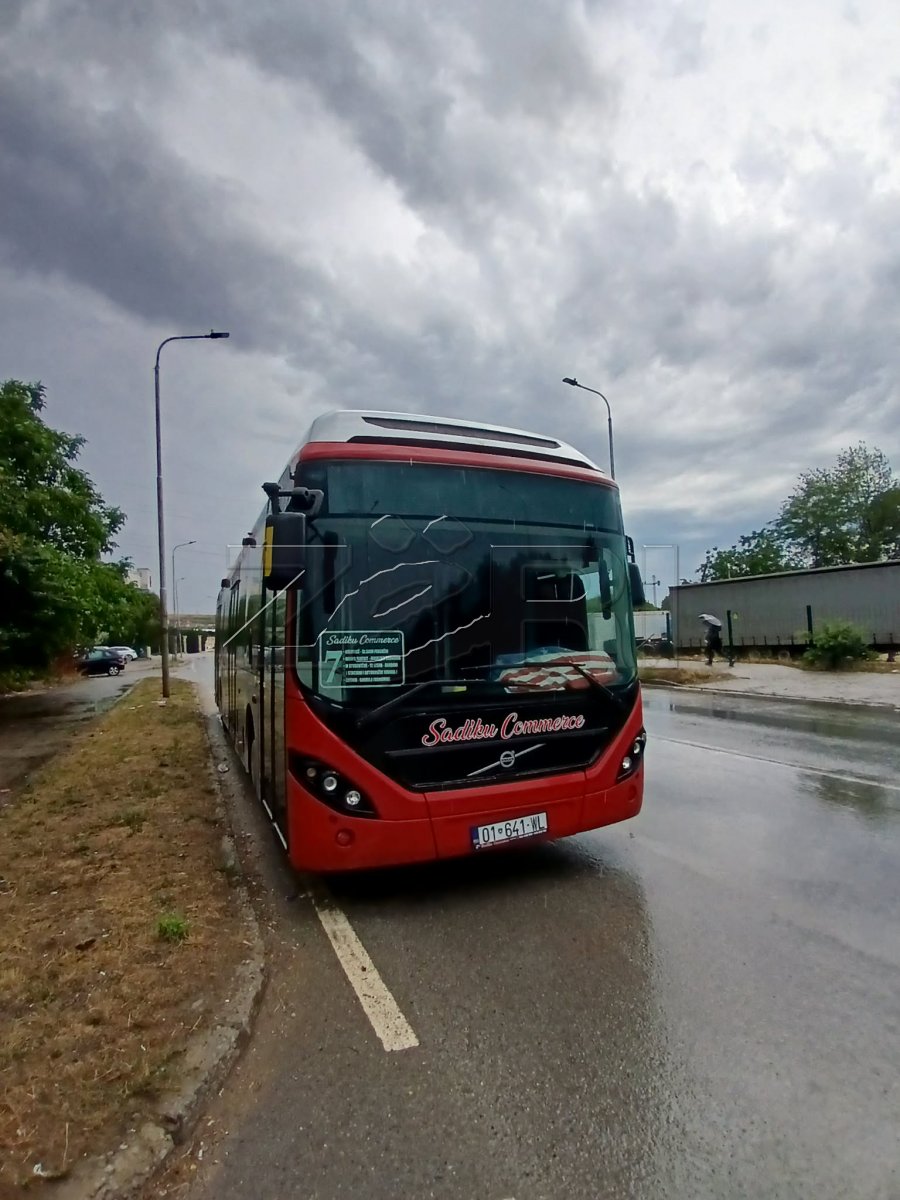 Qytetarët ankohen  Autobusët e linjës 7 nuk respektojnë oraret  udhëtarët në  Emshir  lihen të presin në shi