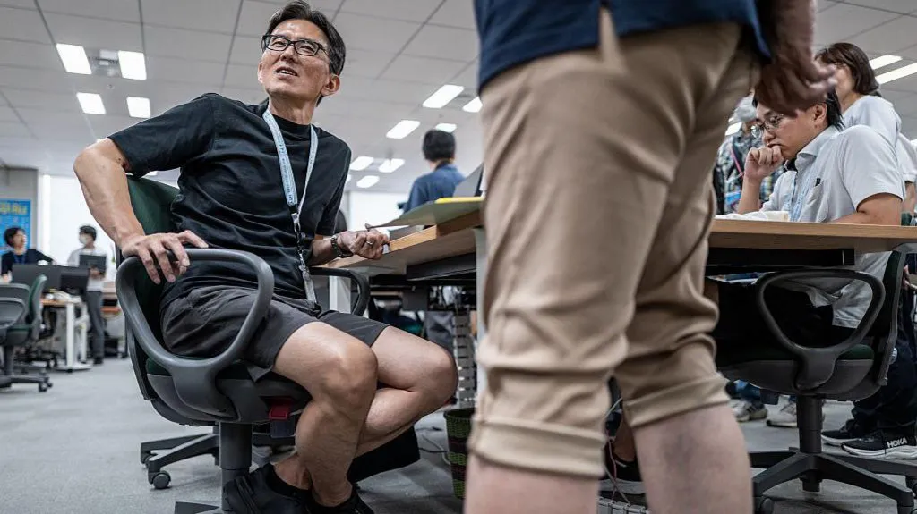 Tokio promovon “shorcet” në punë për burra, gratë ankohen për “ngacmim me qimet e këmbëve”