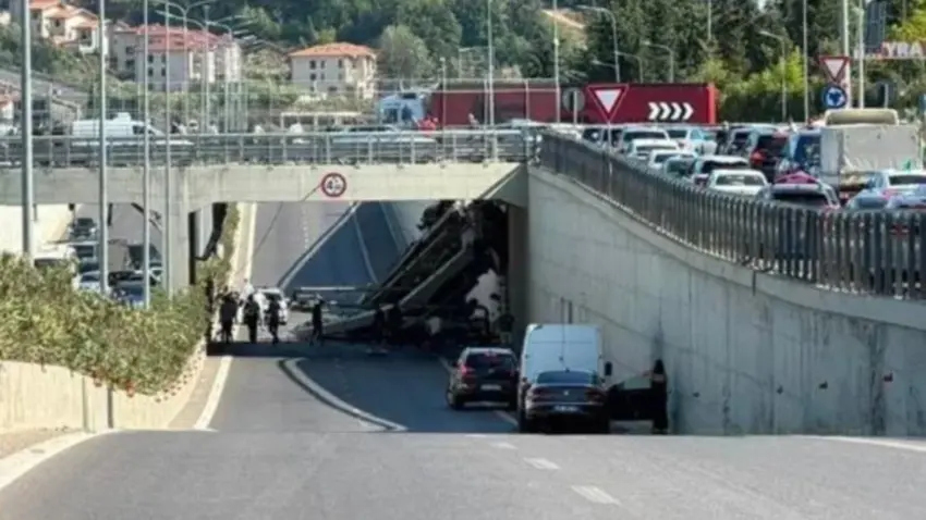 Aksident i rëndë në Shqipëri  kamioni bie nga mbikalimi në autostradë