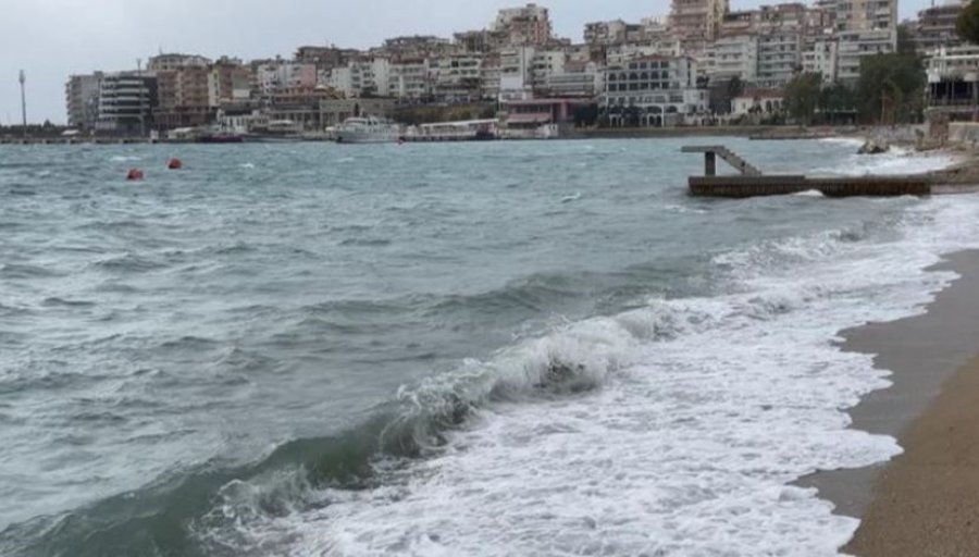 Moti i keq, ndalohet lundrimi për anije në Ksamil, Sarandë dhe Borsh