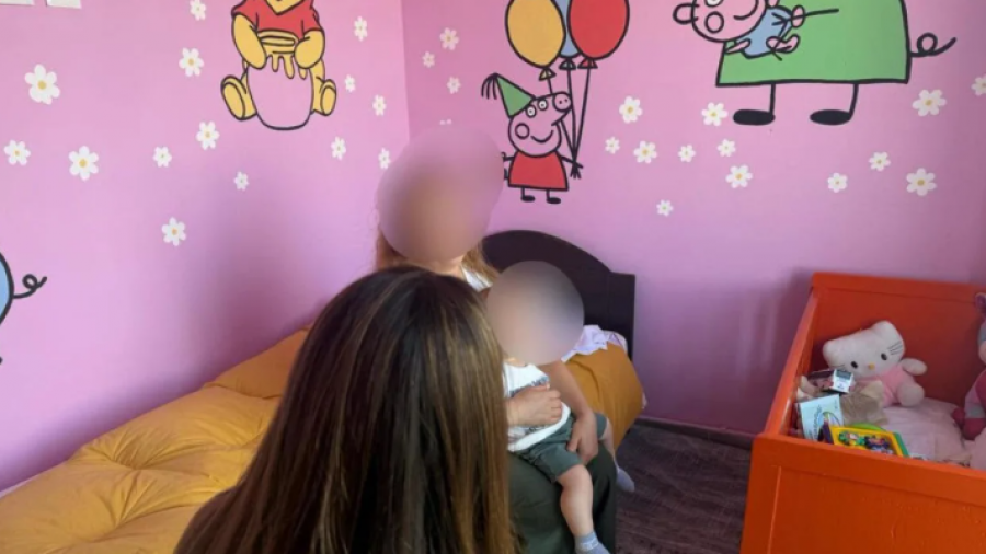 Në burg bashkë me fëmijën një vjeç, Gjykata e Tiranës urdhëron lirimin e 34-vjeçares