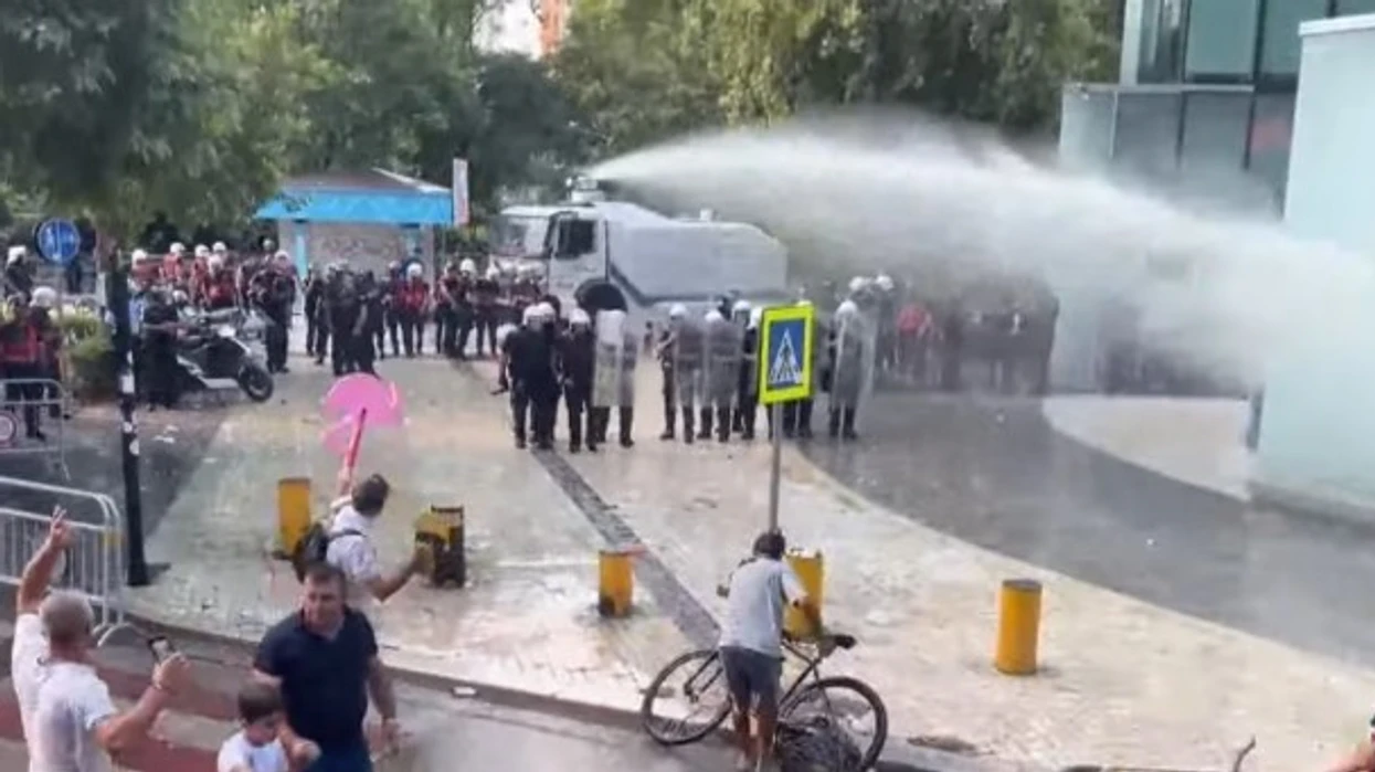 Tensionet jashtë Kuvendit të Shqipërisë, policia shpërndan me ujë protestuesit [video]