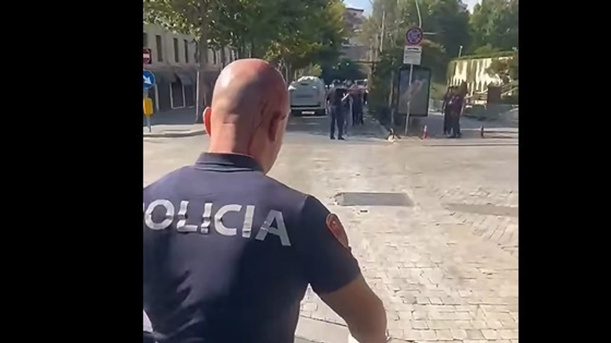 Polici me kokë të gjakosur nga protestuesit në Shqipëri  Balla  S është paqësore  është terrorizëm