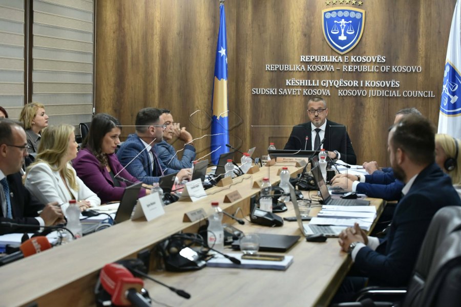 Debat i ashpër në KGJK për dorëheqjet e serbëve  dështon mbledhja për kuorum