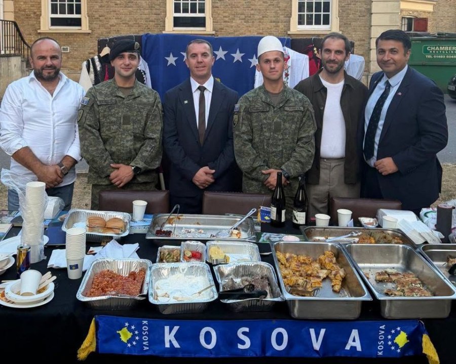 Me plisa në kokë dhe me ushqime tradicionale, kadetët e FSK-së prezantojnë Kosovën në Britani