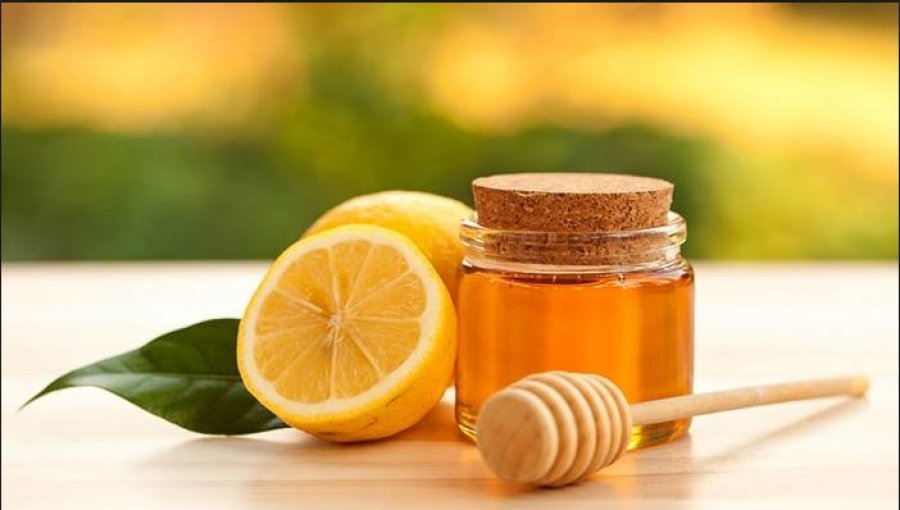Maska me limon dhe mjaltë largon njollat në fytyrë