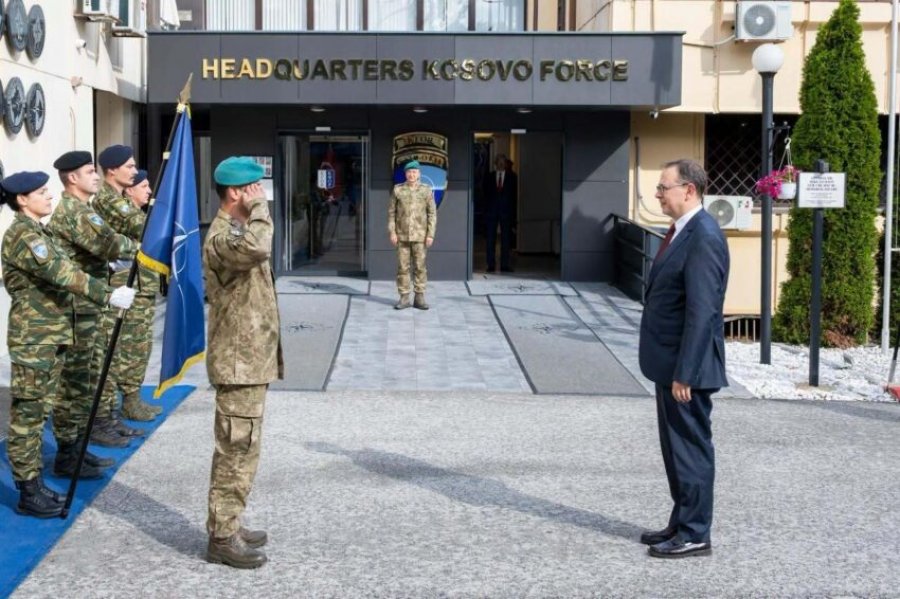 Komandanti i KFOR-it pret në takim lamtumirës ambasadorin turk në Kosovë