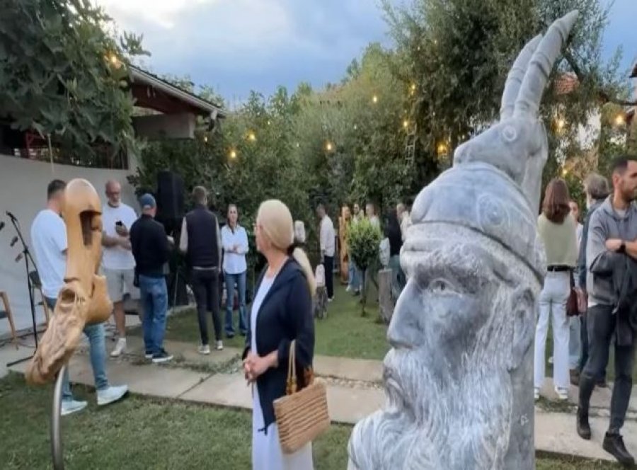 “Histori në gur”, Saliuka shndërron oborrin e shtëpisë në galeri të hapur