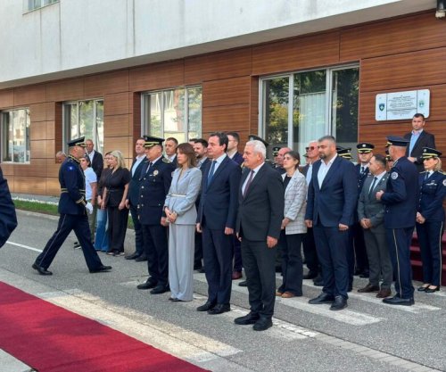Krerët e shtetit bëjnë homazhe pranë Lapidarit të Policëve të rënë