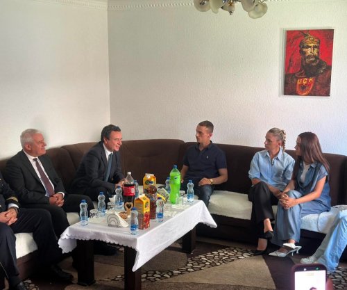 Kurti viziton familjen e heroit Enver Zymberi, në 15 vjetorin e vdekjes së tij
