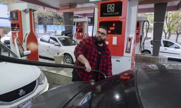 Irani paralajmëron qytetarët e vet se çmimet e karburantit mund të rriten