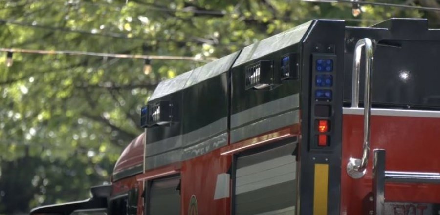 Përfshihet nga zjarri një automjet në rrugën Suharekë-Prishtinë