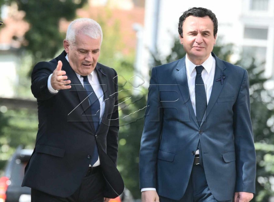 Kurti dhe Sveçla në vizitë te shtëpia e heroit Afrim Bunjaku