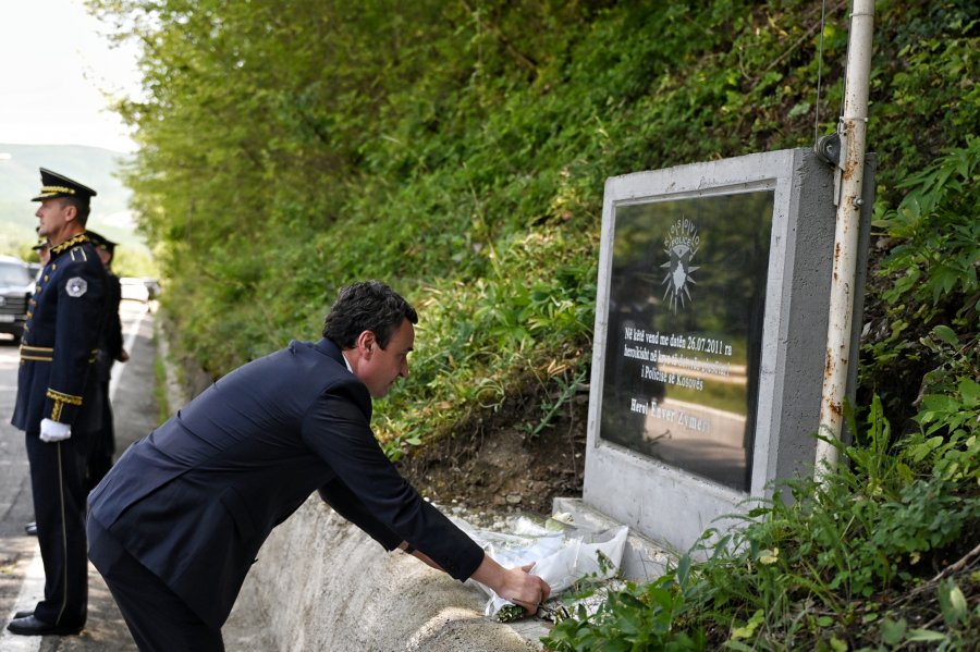 Kurti në Varagë përkujton Enver Zymerin: Asnjë kriminel nuk do të mbetet i pandëshkuar
