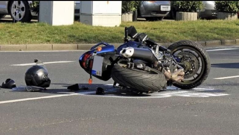 Përplasen dy motoçiklistë në Pejë, përfundojnë në spital