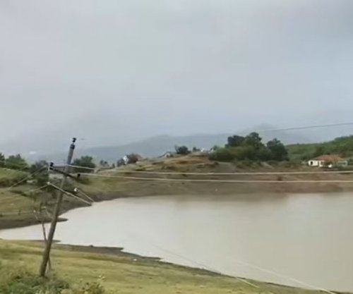 Reshjet e dendura, përmbyten rrugët në Has, dëmtohet një banesë