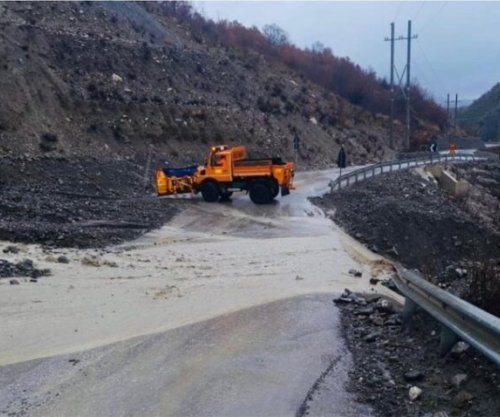 Reshjet e fundit shkaktojnë rënie gurësh në disa rrugë në veri të Shqipërisë