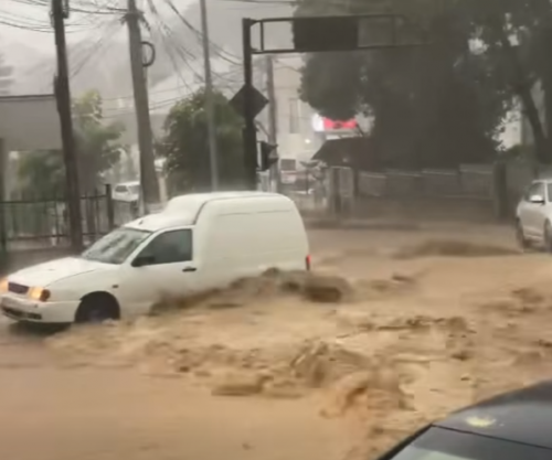 Shiu i rrëmbyeshëm vërshon Rahovecin, vetura të dëmtuara e rrugë të bllokuara [video]