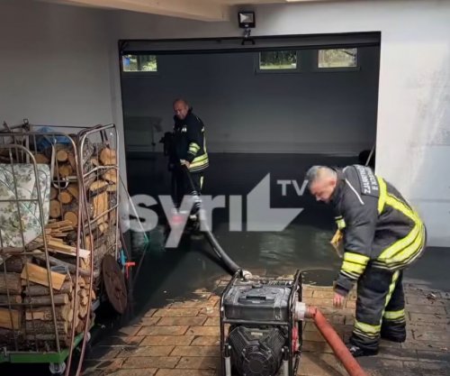 Zjarrfikësit intervenojnë në Brekoc të Gjakovës, pas reshjeve të dendura