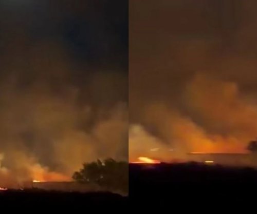 Zjarr në mbetjet e korrjeve në Lipjan, ndërhyjnë zjarrëfikësit