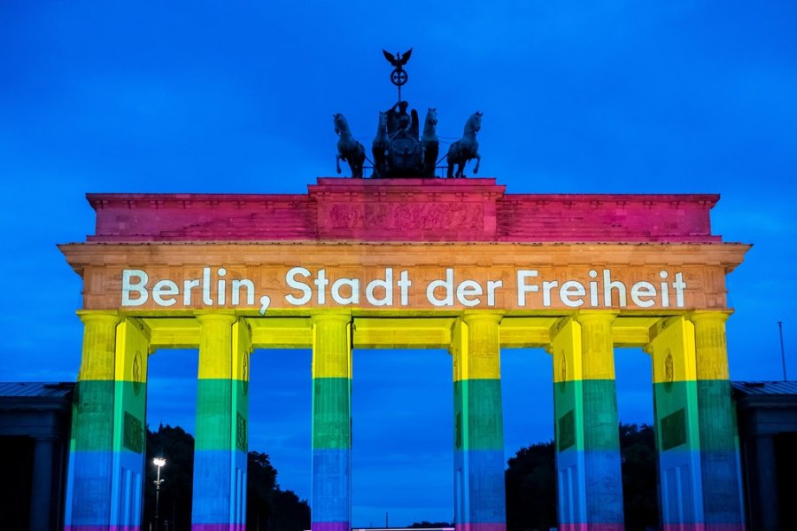 “Qyteti i Lirisë”: Porta e Brandenburgut ndriçohet me ngjyrat e ylberit