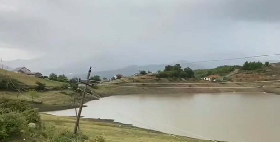 Reshjet e dendura, përmbyten rrugët në Has, dëmtohet një banesë