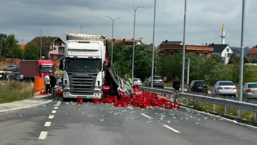 Bllokohet përkohësisht magjistralja Prishtinë - Podujevë, kamionit i bien arkat me pije në rrugë