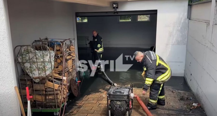 Zjarrfikësit intervenojnë në Brekoc të Gjakovës, pas reshjeve të dendura