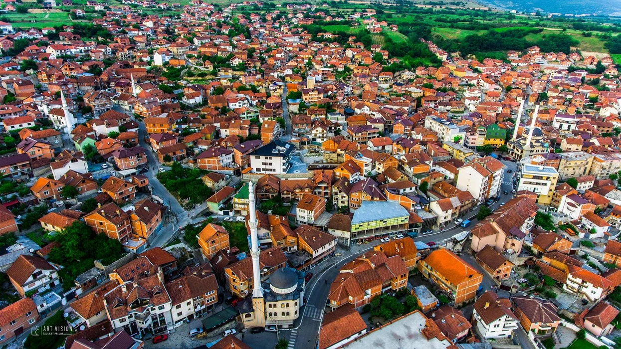 Vidhet një pllakë përkujtimore në Rahovec, Policia nis hetimet