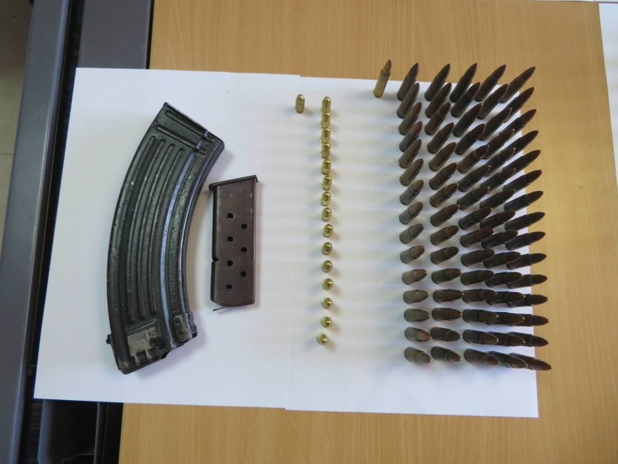 Ndalohet vetura me targa të Serbisë  shoqërohen 6 persona pasi u kapën me arsenal armësh