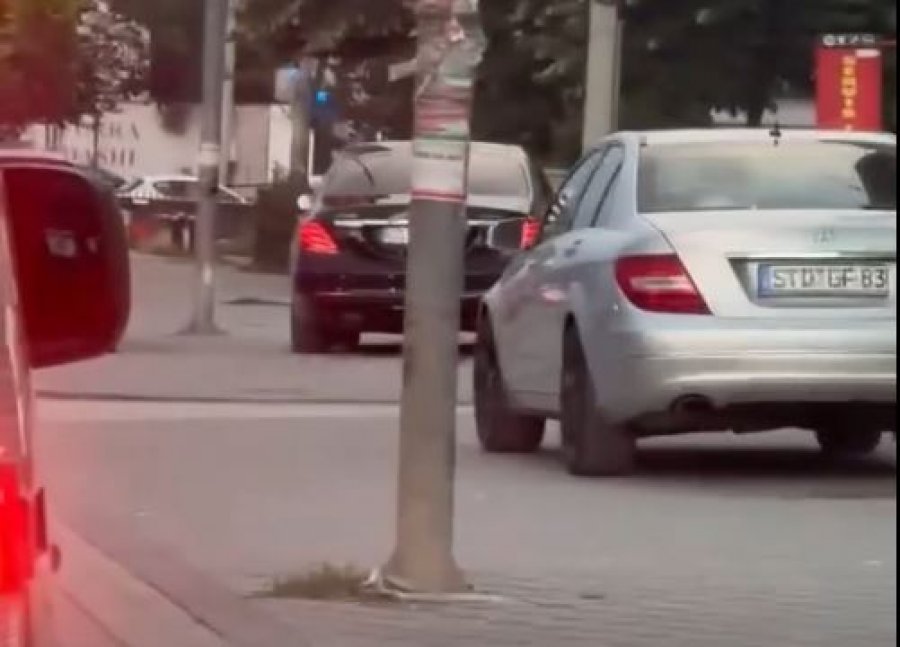 Policia e gjobit me 400 euro mërgimtarin që voziti në trotuar