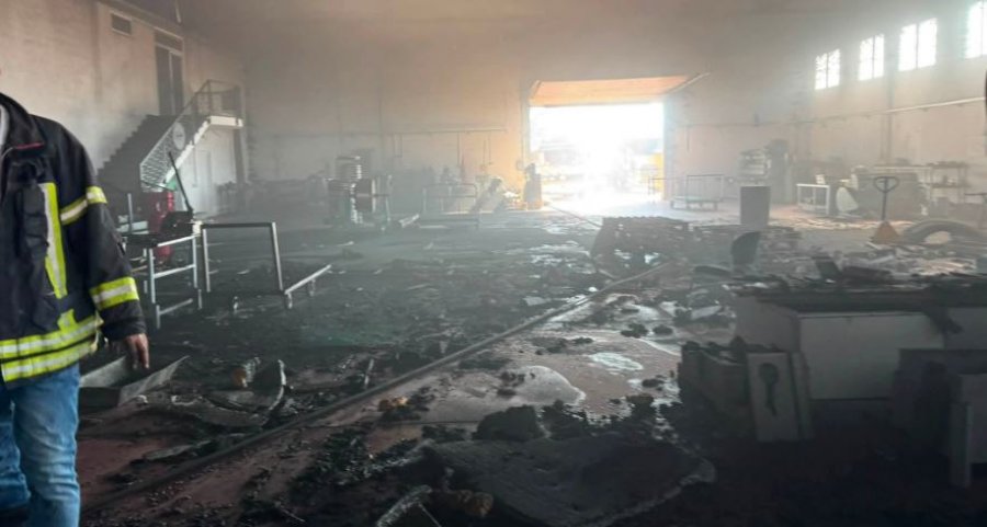 Një fabrikë në Gjakovë përfshihet nga flakët  ndërhyjnë zjarrfikësit