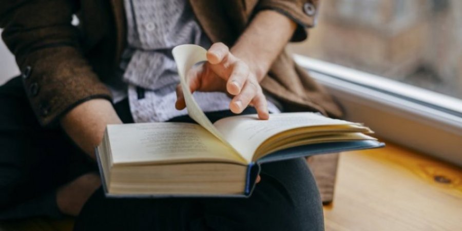Pushteti i një personi që lexon mbi atë që nuk lexon