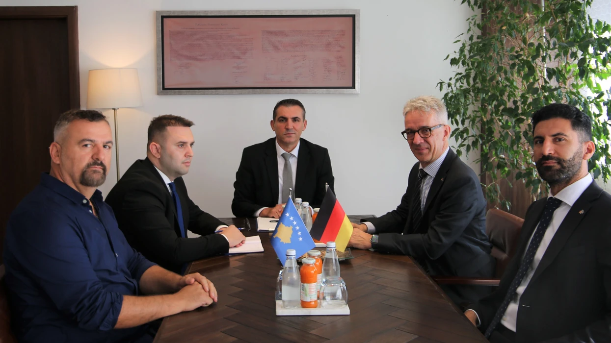 Gashi pret ambasadorin Rudolph  diskutohet forcimi i pavarësisë institucionale