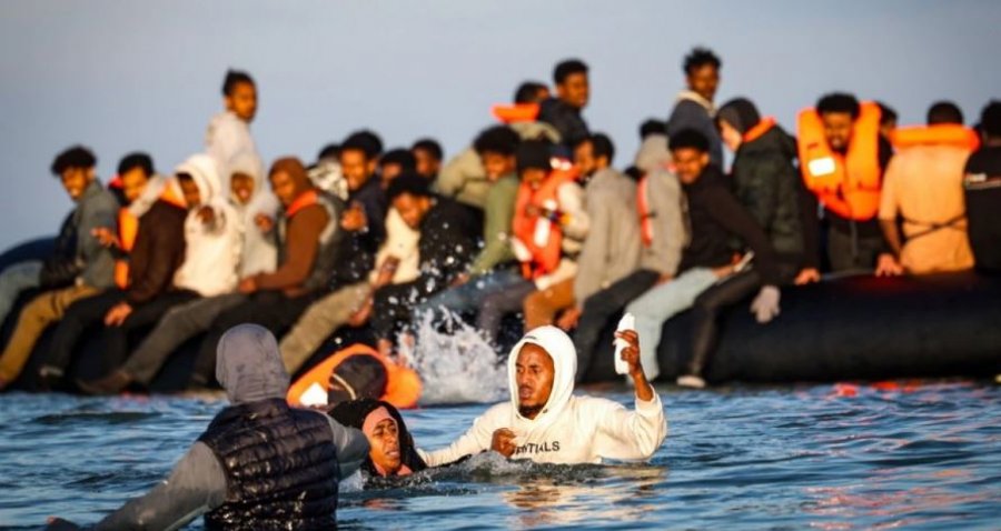 752 emigrantë kalojnë Kanalin Anglez brenda një dite  rekord i ri në Britani
