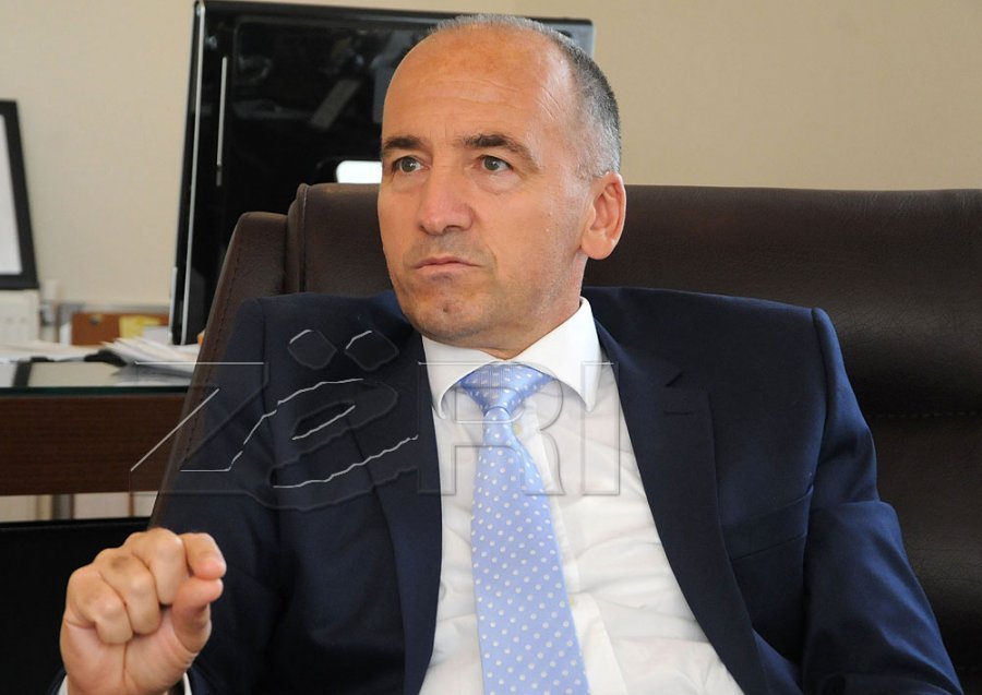 Muhaxheri jep detaje nga brenda sallës: Po votojnë delegatët e Mitrovicës, procesi duket demokratik