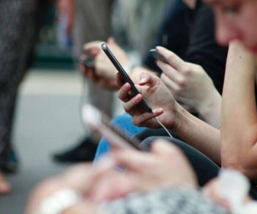 Pse kalimi i tepërt i kohës online lidhet me stresin dhe pakënaqësinë?