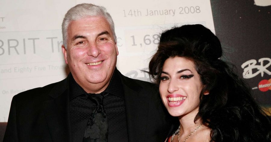 Babai i këngëtares Amy Winehouse duhet t’ua paguajë një milion euro miqve të vajzës së tij të ndjerë