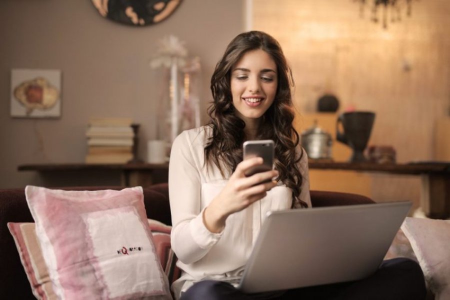 Sipas një studimi  përdorimi i internetit e rrit disponimin dhe lumturinë