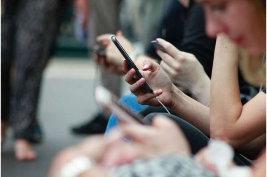 Pse kalimi i tepërt i kohës online lidhet me stresin dhe pakënaqësinë 