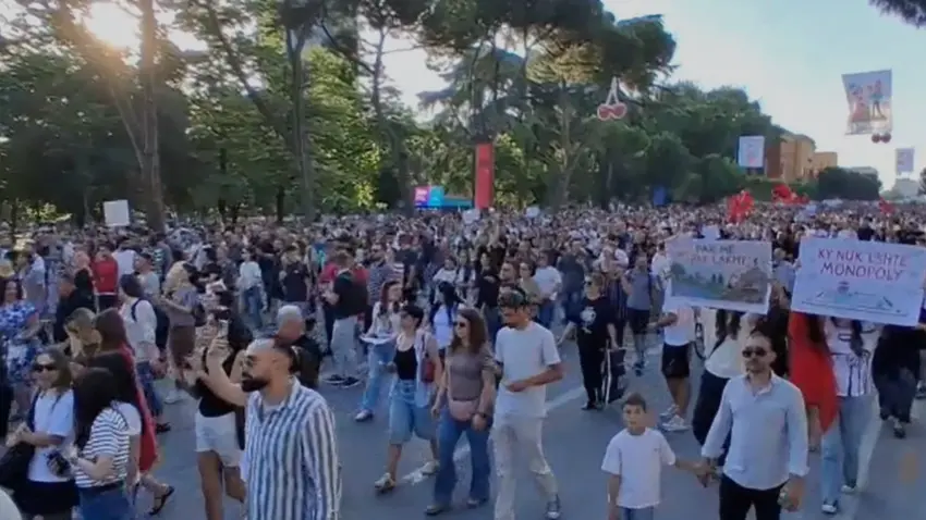 Dita e dytë e protestës në Tiranë për Zvërnecin, mijëra qytetarë nisin marshimin nga Ministria e Brendshme drejt Kryeministrisë