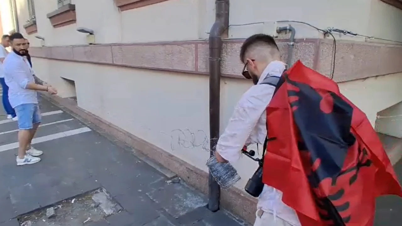 Tubimi në Tiranë për Zvërnecin, protestuesit rrethojnë Ministrinë e Brendshme me tel me gjemba
