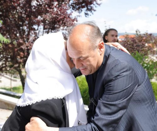 Hoxhaj bën homazhe për Mentor Krasniqin në Suharekë