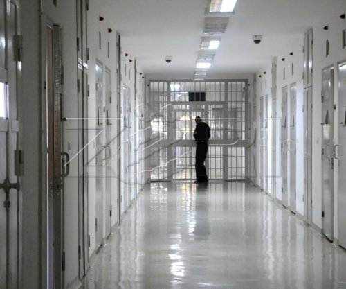 Ndalohen katër të dyshuar në Gjakovë, bastisjet zbulojnë drogë, armë dhe para të gatshme 