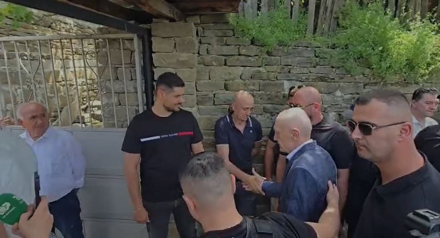 Ilir Meta mbërrin në Skrapar për t ia dhënë lamtumirën e fundit babait  shoqërohet nga policia