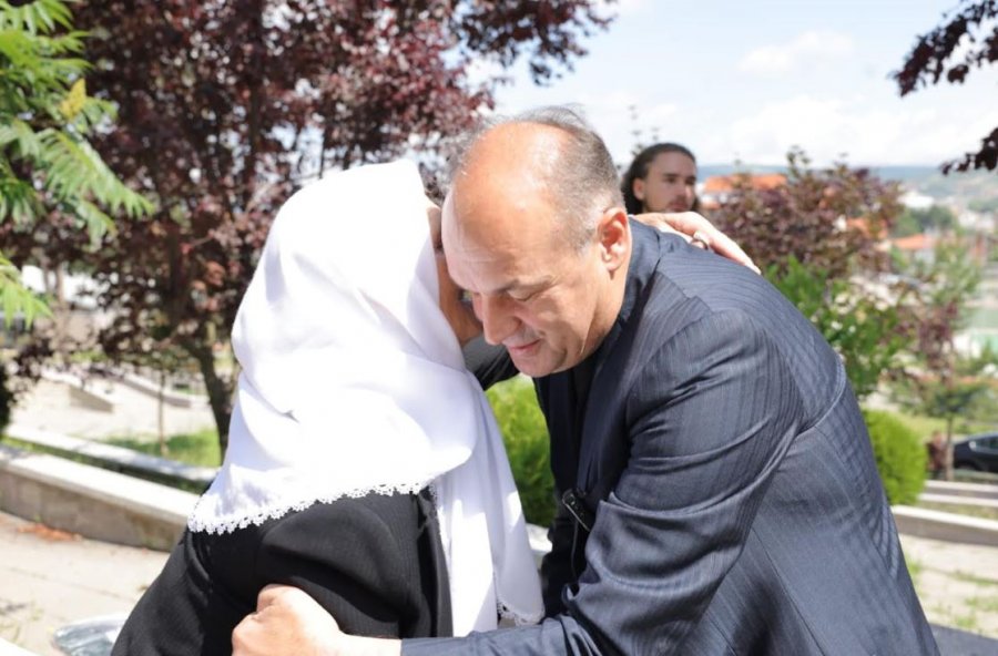 Hoxhaj bën homazhe për Mentor Krasniqin në Suharekë