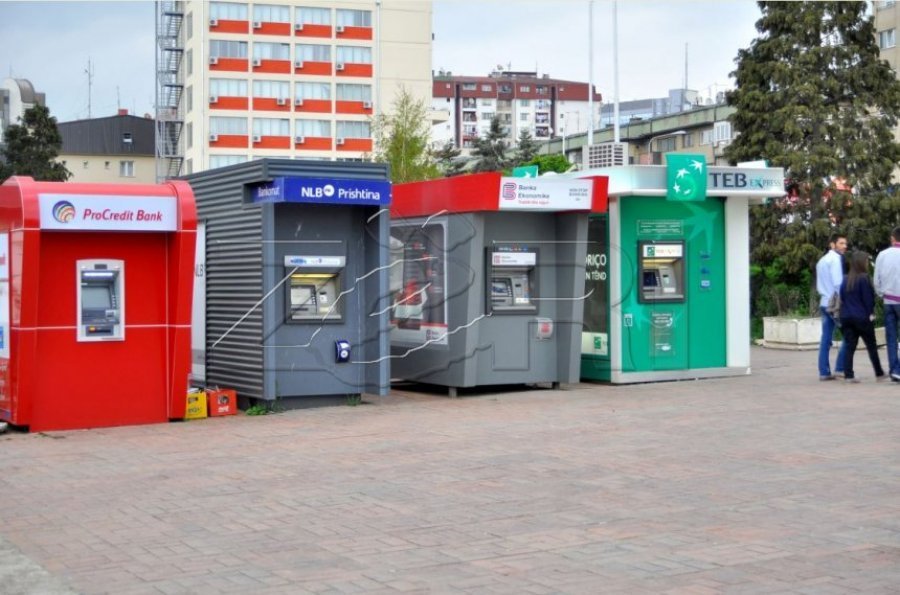 Shtrenjtojnë shërbimet  rrisin fitimet  Bankat në Kosovë shënojnë nivel rekord të të hyrave nga komisionet