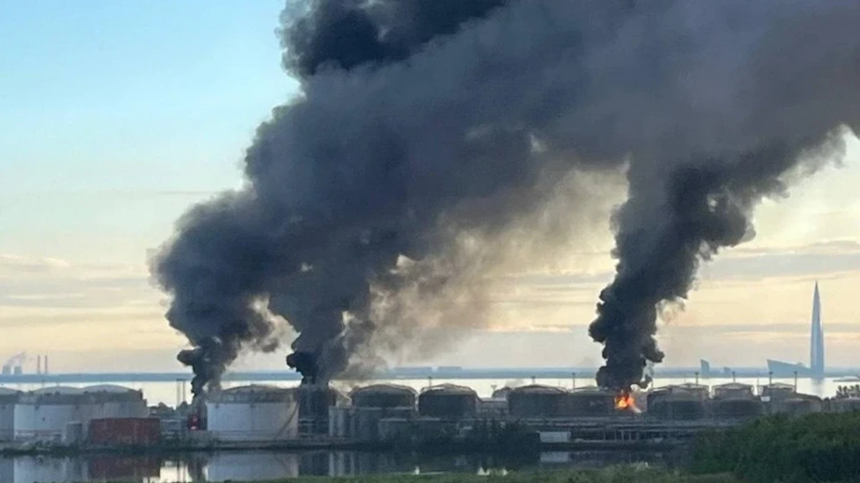Sulm me dron dhe shpërthime, terminali i naftës në flakë në Shën Petersburg të Rusisë